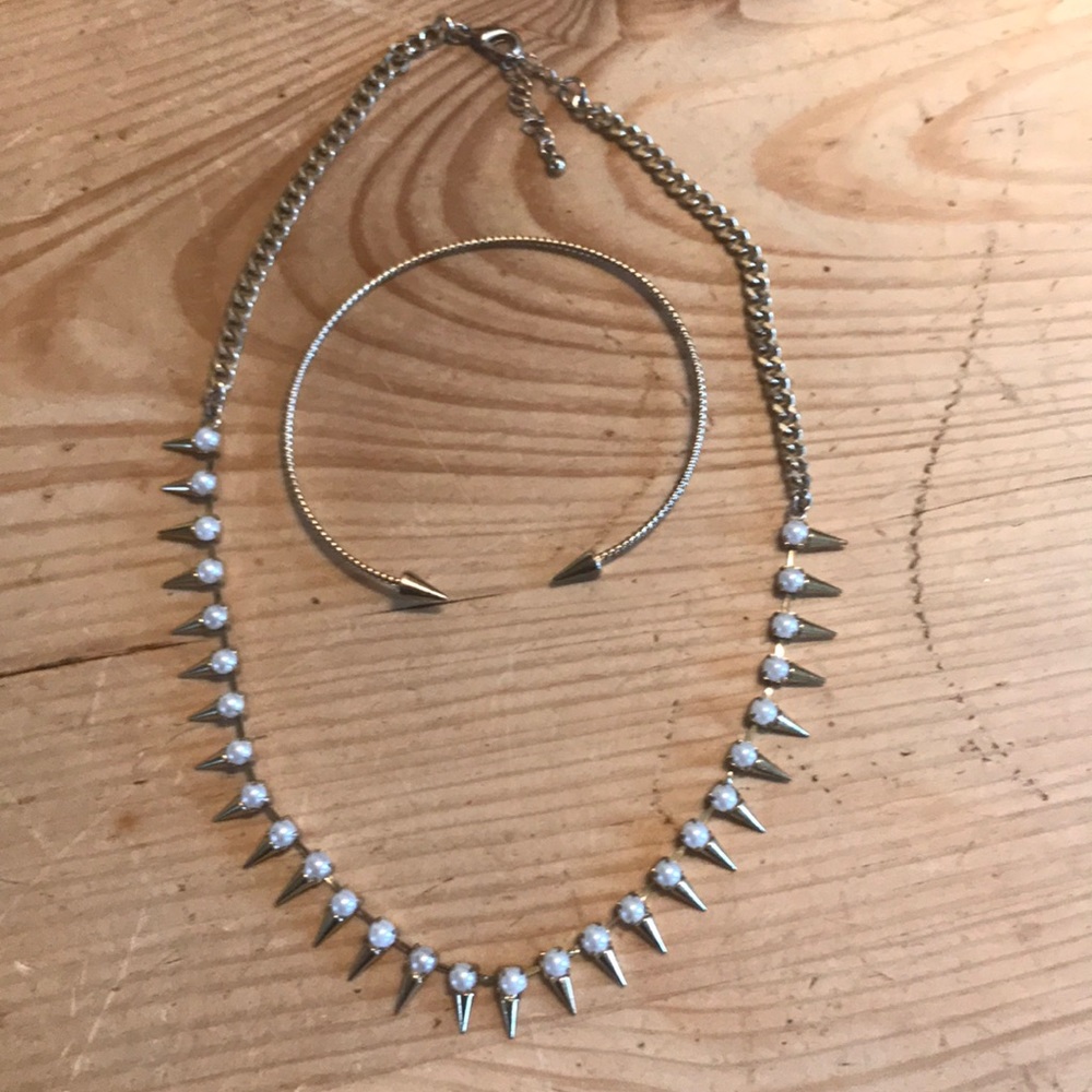 Spikey pearl necklace & arrow arm band